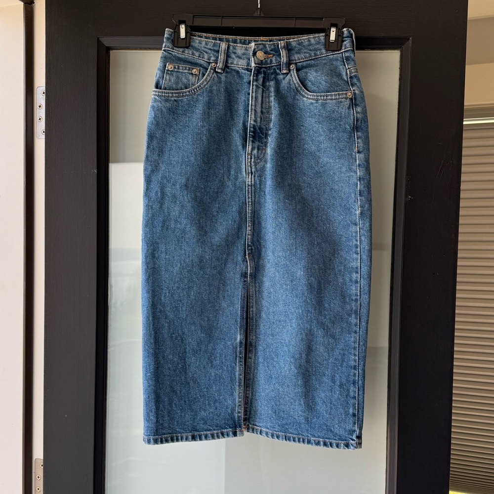 Zara Medium Wash Denim Midi Skirt size XS/24
